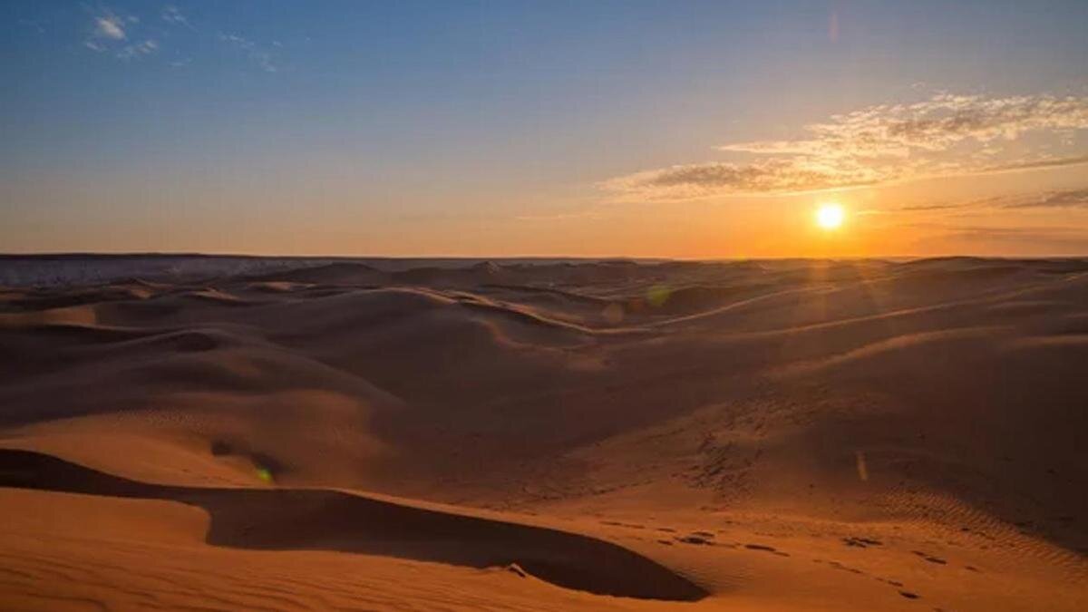    Песчаные барханы в пустыне:Depositphotos