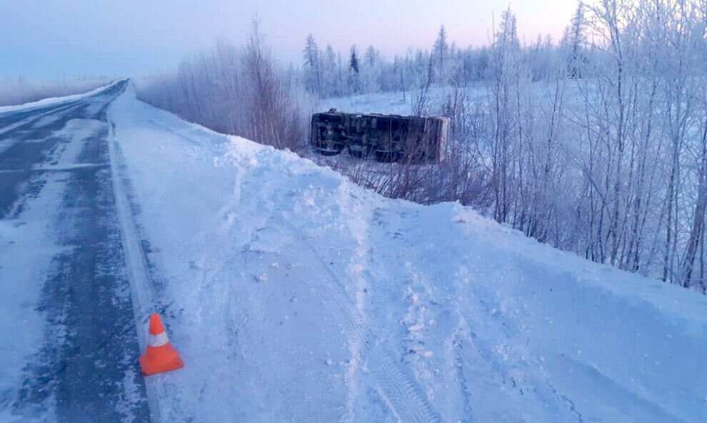    В ЯНАО самосвал опрокинулся, два человека попали в больницу