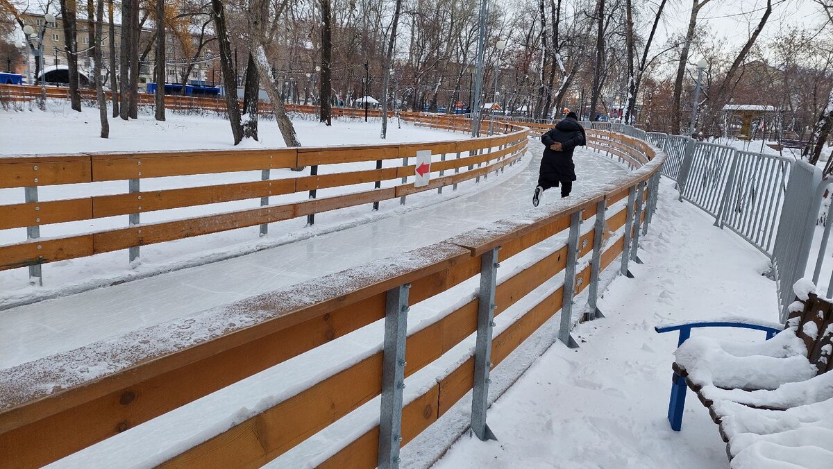 Девушка фигуристка-конькобежка.