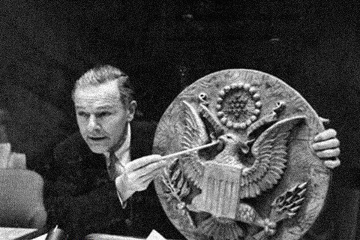     «Уши» Сталина в посольстве США: как пионеры подарили американцу герб с «жучком»