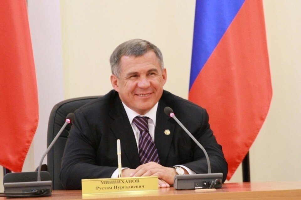     Приобретенные блюда руководитель региона раздал детям. Олег УКЛАДОВ