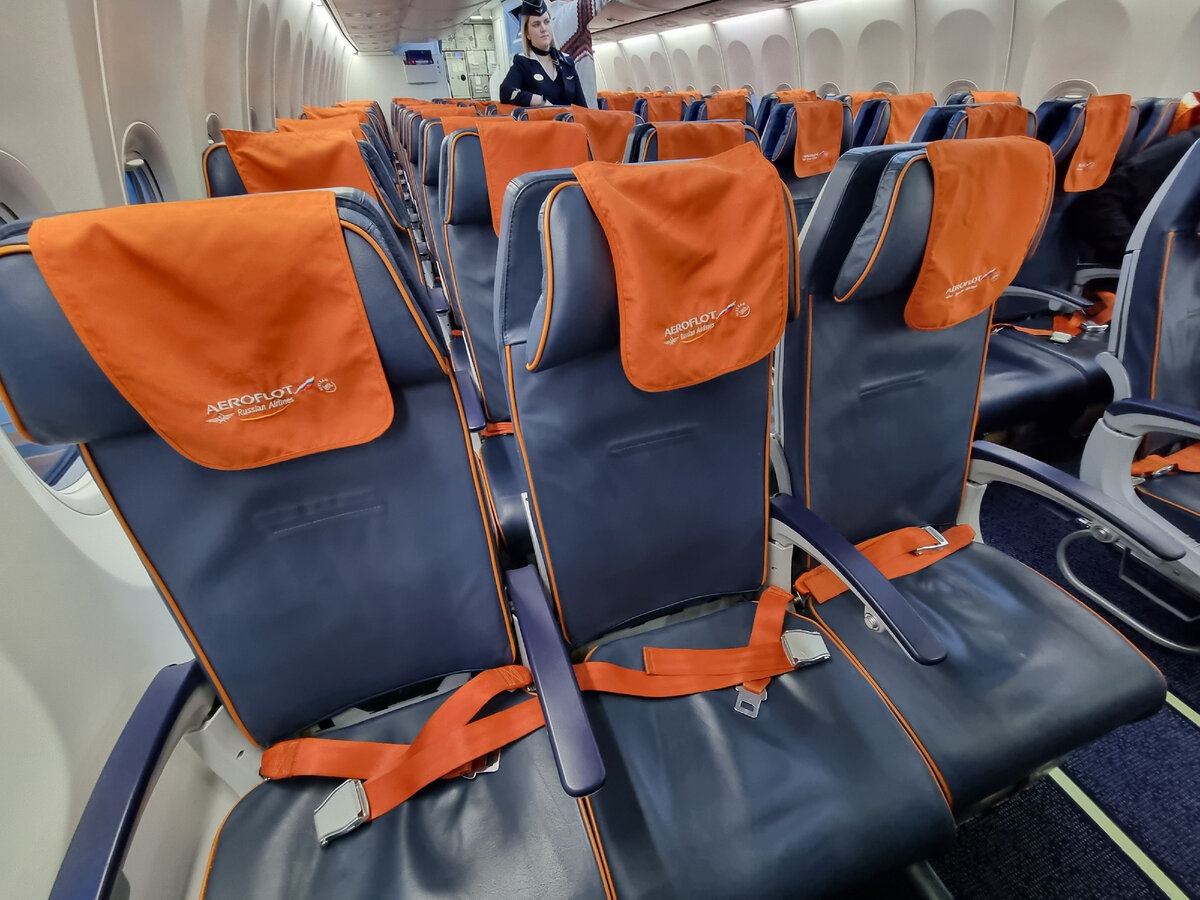 Нам очень повезло и самолет летел полупустой. На фото уже закончилась посадка и потом все по желанию пересели и летели по 2 человека на 1 ряду.