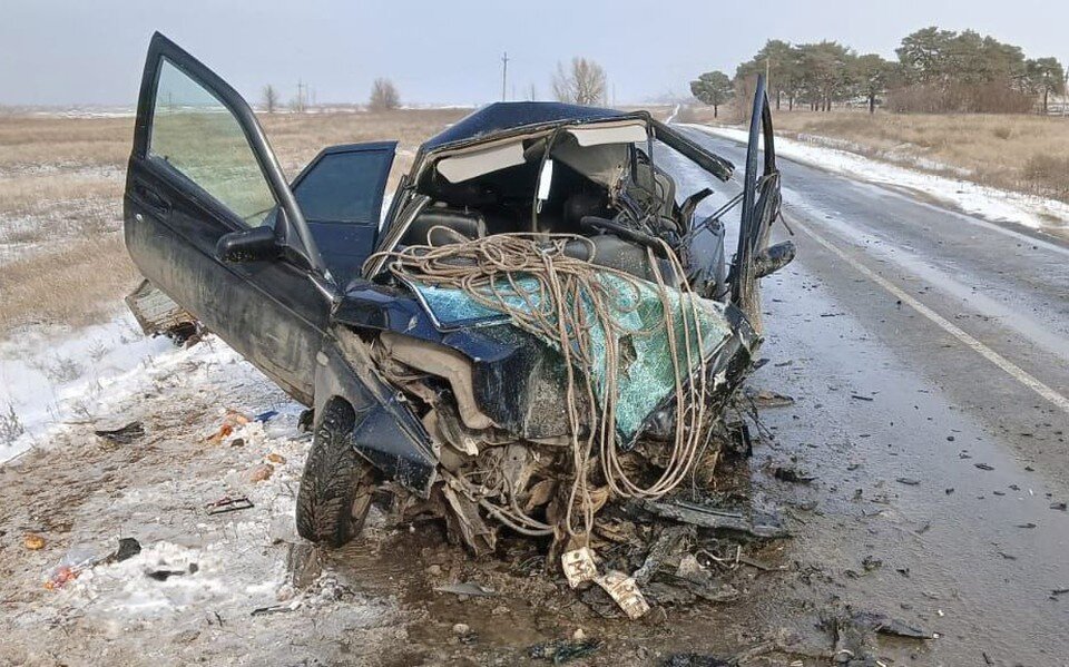     Водитель и пассажирка "двенадцатой" погибли на месте, 16-летняя девушка-подросток в тяжелом состоянии.  ГУ МВД по Волгоградской области