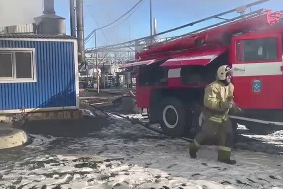     Тушение пожара продолжается. Фото: ГУ МЧС по Ростовской области.
