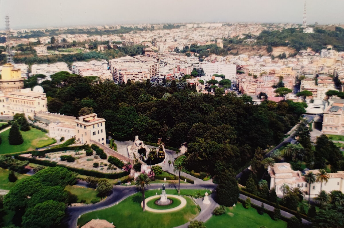 Вид на сады Ватикана с крыши Собора Святого Петра.