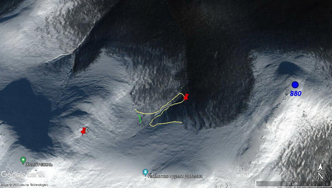 Фото ГуглИрт с пометками автора. Красные кнопки - палатка дятловцев на склоне  и кедр, желтая линия - "граница леса" по Масленникову, зеленая линия - 800 метров вниз по склону от палатки. Справа - высота 880