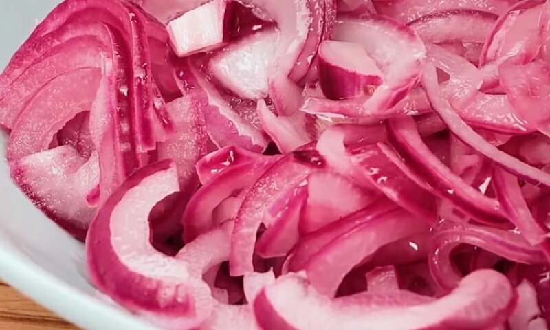 Маринуем красный лук на зиму по особому рецепту 