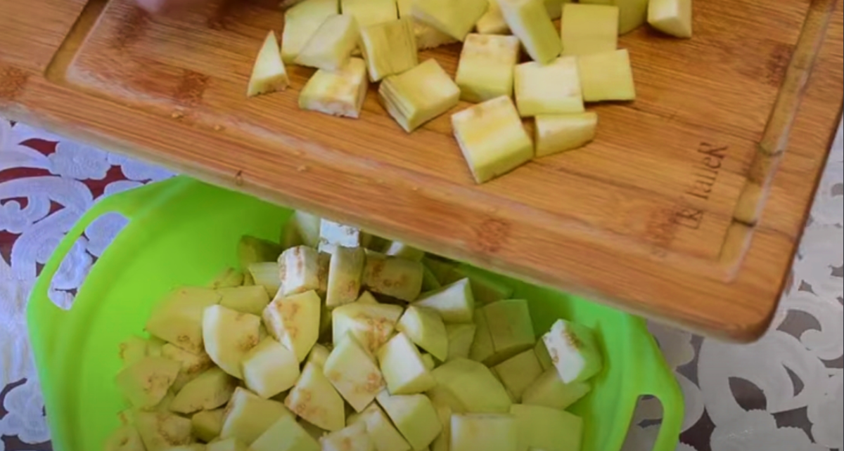 Нарежьте баклажаны кубиками