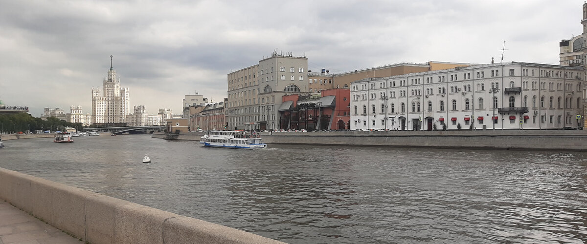 Москва река. Мы рядом поселились.