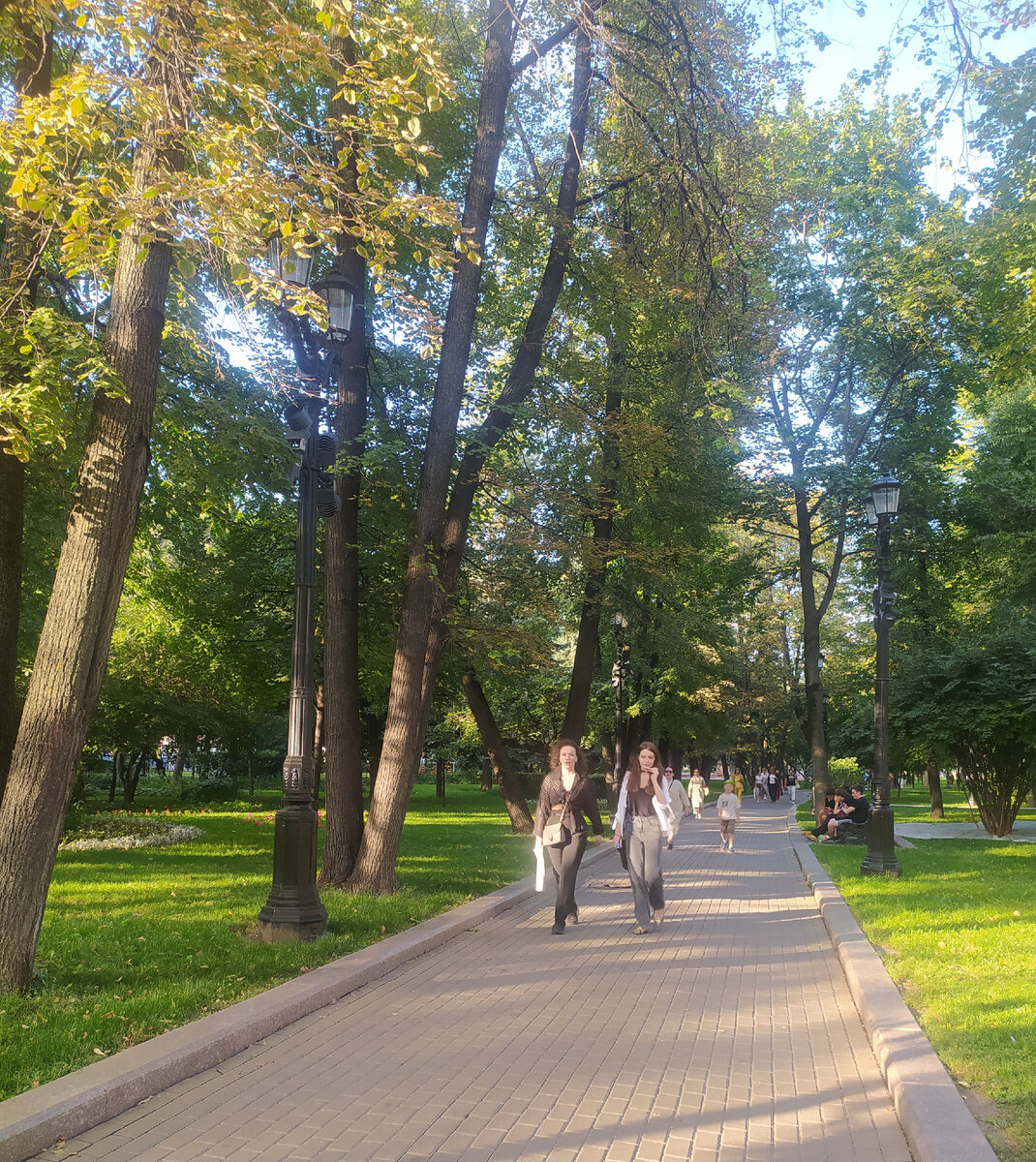 Это только одна из пешеходных аллей Страстного бульвара