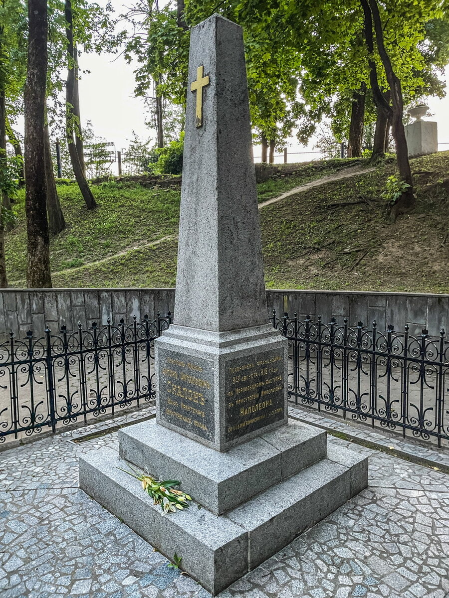 храм сошествия святого духа на лазаревском кладбище