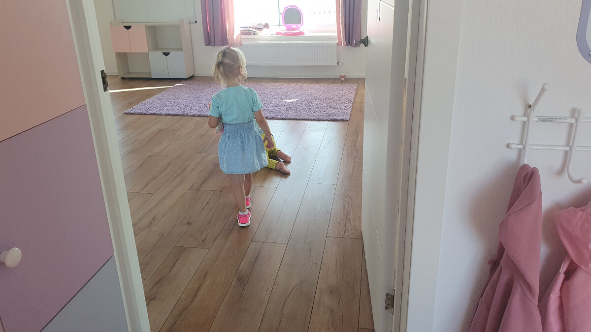 Все вдвоем пытаются в садик уйти) 