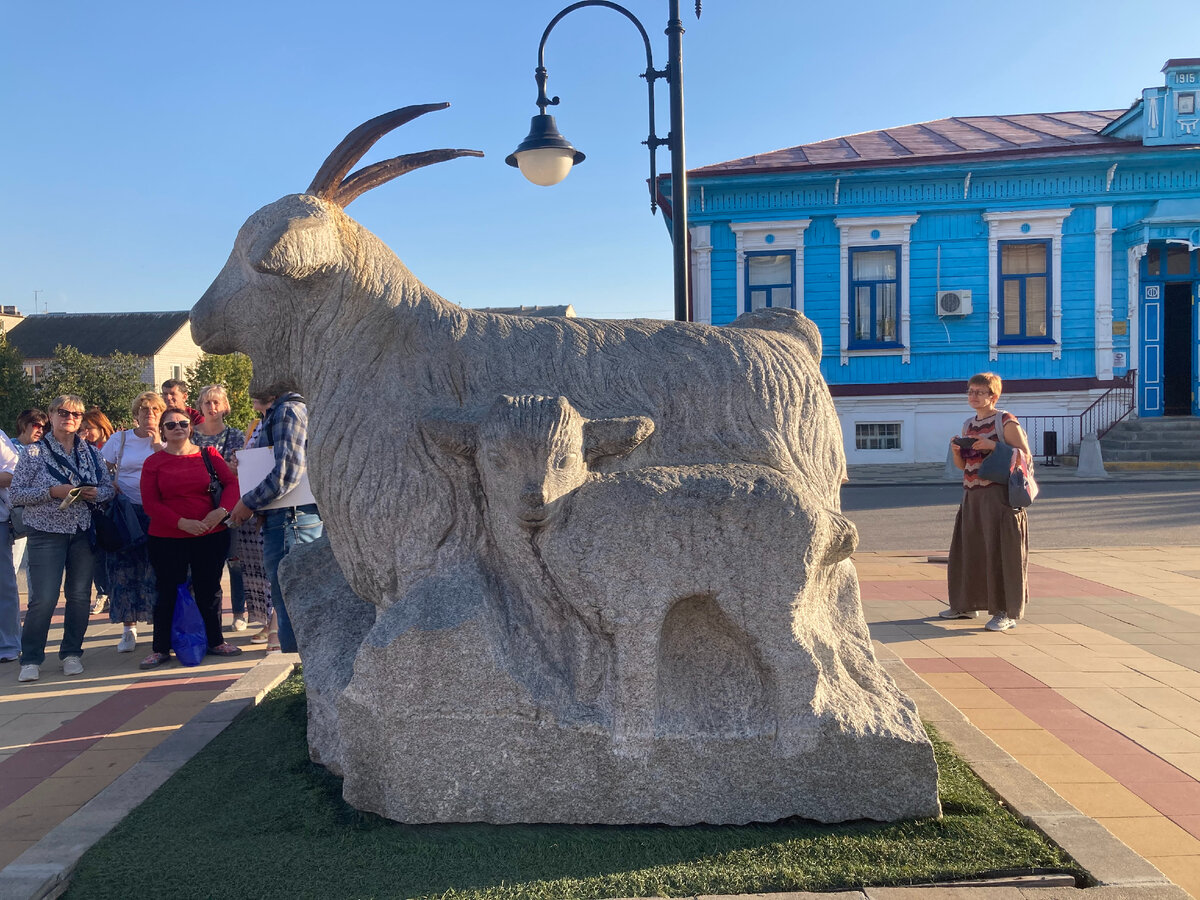 Урюпинск как гений чистой козьей красоты. Памятник козе, музей козы и  конкурсы козы. | Кот, плывущий по реке | Дзен