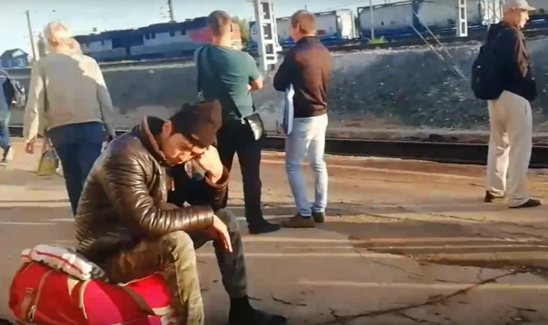 Таджики уезжают домой. Мигранты на вокзале. Мигранты на вокзале в Москве. Депортировать мигрантов. Мигранты криминал