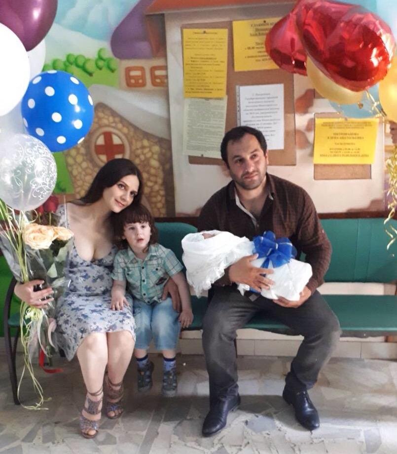 Эта фотография была сделана родственником, не фотографом. Муж весит около 95 кг, ну и я такая «немаленькая» рядом, 80 кг. Сейчас я 57,5 при росте 172 (спустя 12 месяцев).