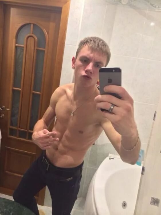 Красивый торс в зеркале