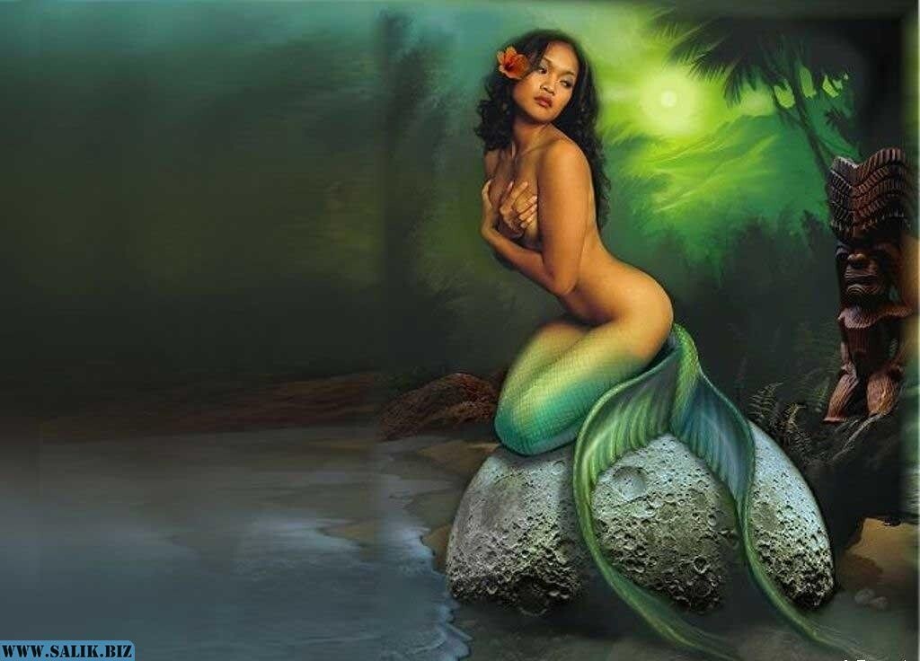 В качестве дополнительного доказательства приводятся выдержки из интервью, которое бывший канадский министр обороны Пол Хеллиер дал российскому телеканалу Russia Today. По утверждению экс-главы Минобороны Канады, который руководил вооруженными силами страны в период холодной войны, пришельцы посещали Землю в течение тысячелетий и в наши дни также находятся среди нас. “Я знаю, что они есть. На самом деле они посещали нашу планету в течение тысяч лет. Во время холодной войны, в 1961 году, около 50 НЛО летели с территории СССР в южную Европу, и Верховное Союзное командование уже собиралось поднять тревогу, когда они развернулись и исчезли в районе Северного полюса. Мы провели расследование и спустя три года выяснили, что планету посещали как минимум четыре вида инопланетян”, – убежден экс-министр.
“Согласно последним докладам, которые я получаю из разных источников, сущестуют более 80 видом инопланетян. Некоторые из них так похожи на нас, что могут ходить по улицам, и вы не узнаете их, даже если пройдете рядом”, – рассказал Хеллиер в программе SophieCo, вышедшей в эфир в конце декабря 2013 года.
“Те, кого мы называем Нордические Блондины или Высокие Белые, работают вместе с ВВС США в Неваде. Если вы увидите кого-то из них, то подумаете, что он или она из Дании или откуда-то еще. Пара их женщин, одетых монашками, как-то отправилась в Лас-Вегас за покупками, и их никто не заметил”, – поделился бывший министр обороны Канады.
По его словам, также сейчас на Земле присутствуют т.н. Короткие Серые – хорошо известные в современной поп-культуре невысокие пришельцы с серой кожей, тонкими руками и ногами, большой головой и огромными карими глазами.
Предполагается, что Хеллиер сделал свои заявления, получив доступ к документам, которые также имеются в распоряжении Сноудена.
Напомним, в начале июня экс-сотрудник ЦРУ США Эдвард Сноуден сообщил СМИ, что крупнейшие американские интернет-компании предоставили ЦРУ и АНБ доступ к своим серверам, что позволило спецслужбам получать любую информацию о пользователях по всему миру.