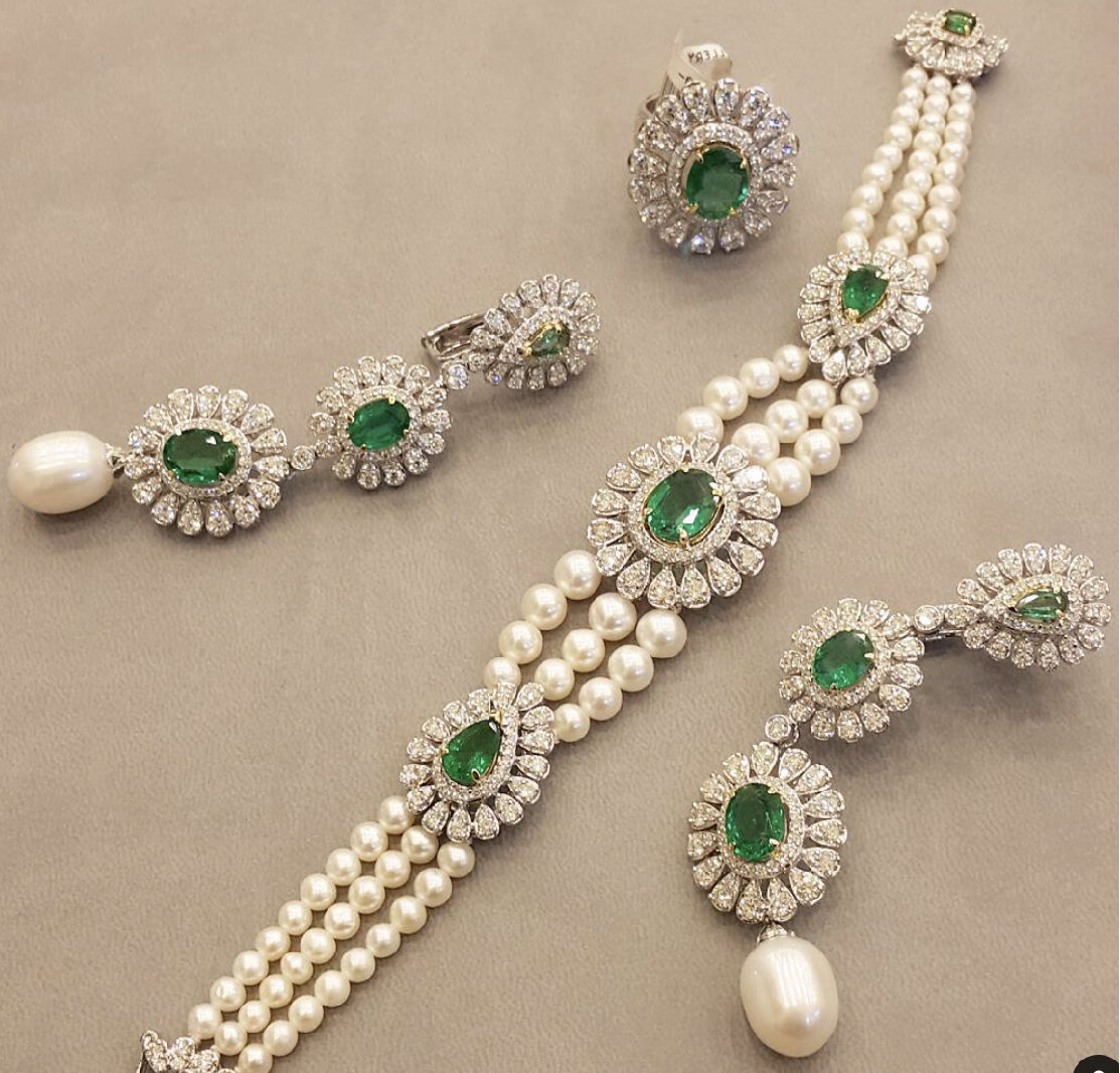 Сет от AL FARDAN JEWELLERY: браслет, серьги и кольцо с изумрудами, бриллиантами и белым жемчугом Бахрейна. Источник фото: @alfardanuae
