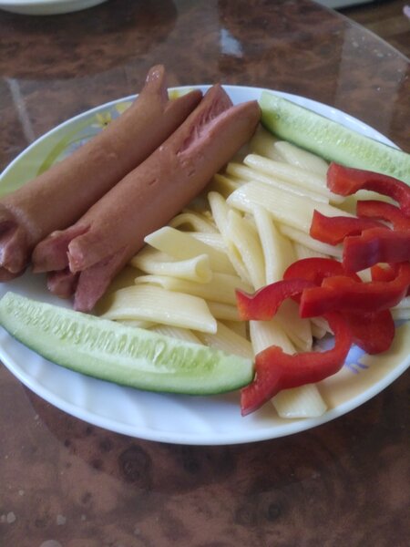 Обед: цельнозерновые макароны с сосисками и овощами