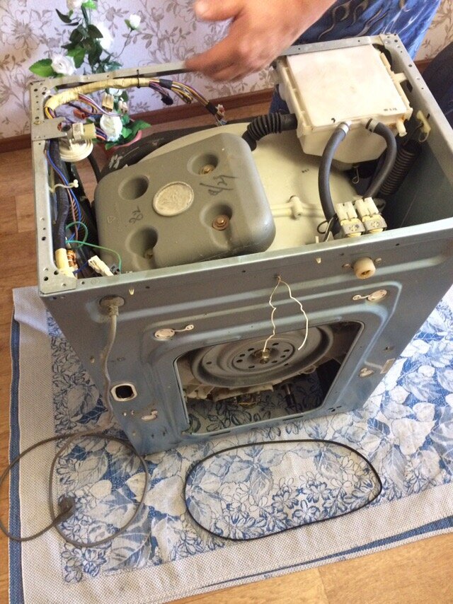 Вот вид, после снятие крышек. Нам повезло, что груза были прикручены болтами, у некоторых они прикреплены пружинами со втулками, для которых придется делать съемник. 