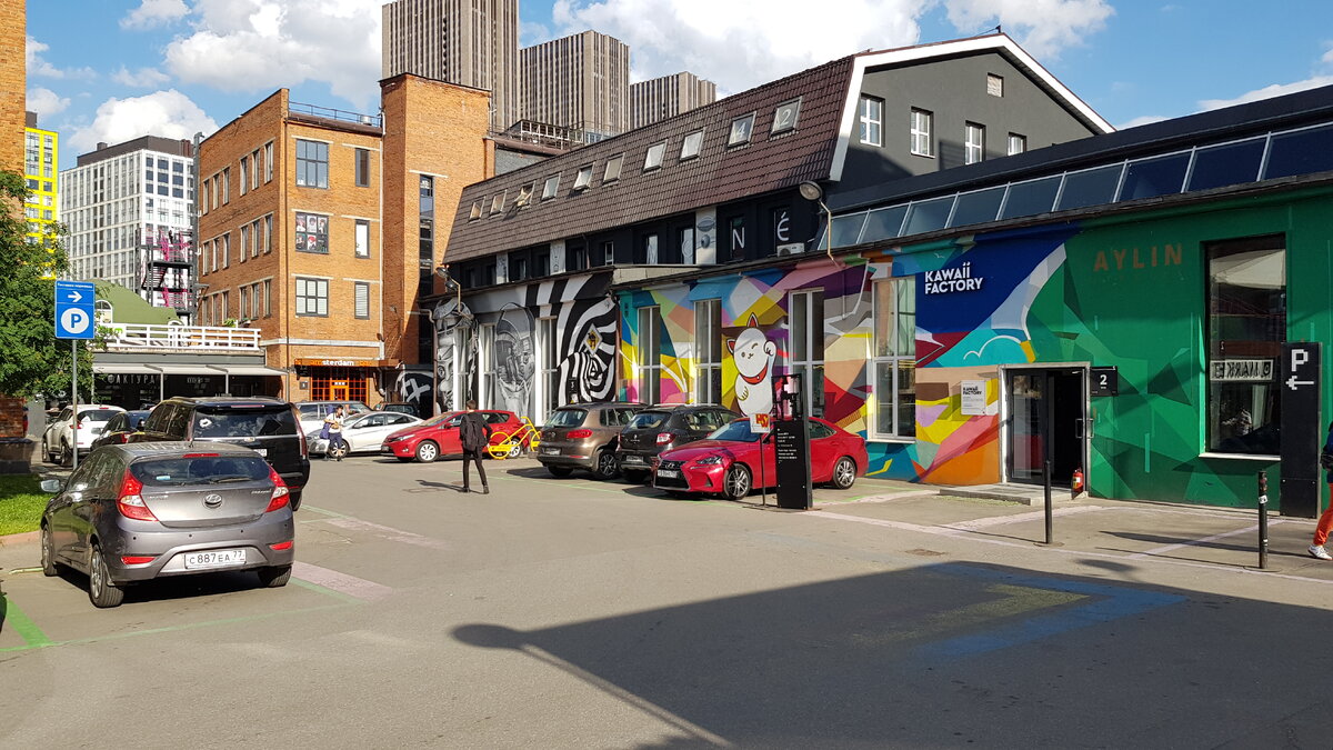 2. По большому счету абсолютно скучное, с точки зрения архитектуры здание с "нелепой" надстройкой в виде мансарды. Но в общей средовой композиции - абсолютно органичное.