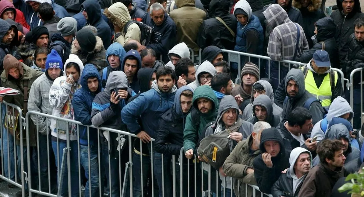 Эмигранты из европы в россию. Миграционный кризис в Германии 2015. Эмигранты в Германии. Толпа мигрантов. Мигранты в ЕС.
