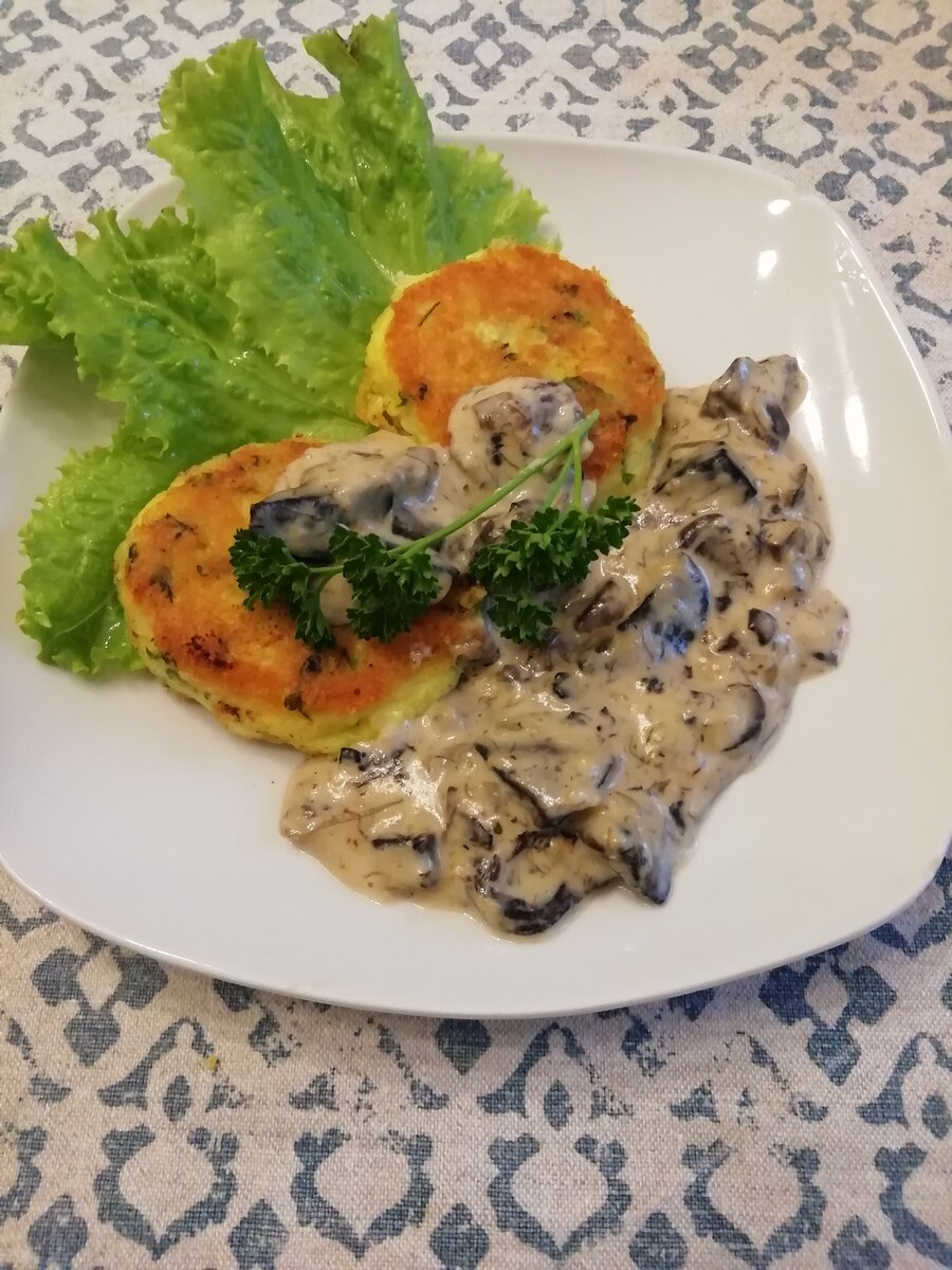 Понравятся взрослым и детям. Дочка съела 10 шт. и попросила готовить их каждый день. Готовятся очень просто и быстро. Жареные грибыу меня были, решила сделать соус к котлетам, но и без него очень вкусно.