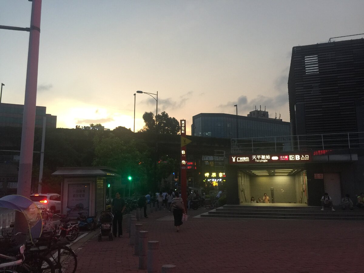 Рубрика "ОЧумелые ручки" началась на рынке, возле станции метро "ТОНПИНЬЯ" 