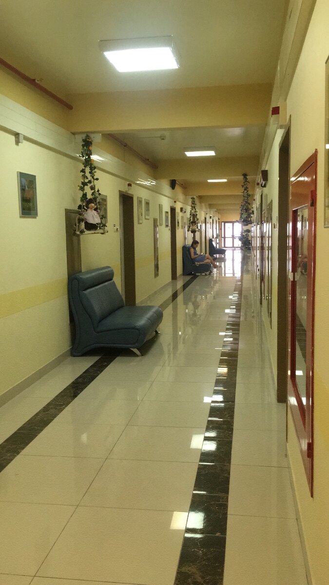 Вот по таким коридорам нас водили, показывали свободные палаты. Фото моё 