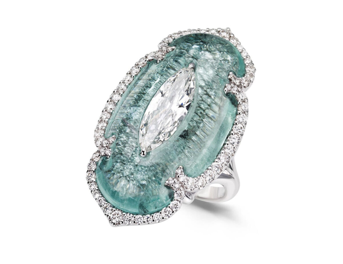 Кольцо от Boghossian с резным турмалином параиба, бриллиантом в огранке "маркиз" и круглыми бриллиантами, платина. Статьи или видео выходят каждый день после 18:00 по мск.