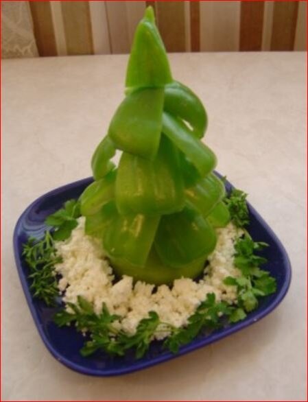 Елка из болгарского свежего перца. Основа: зеленое яблоко и фруктовая шпажка. 