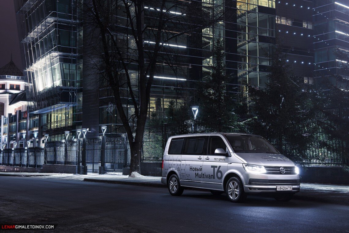 Для фотосъемки мы выбрали такое же технократичное здание, как сам бренд VW