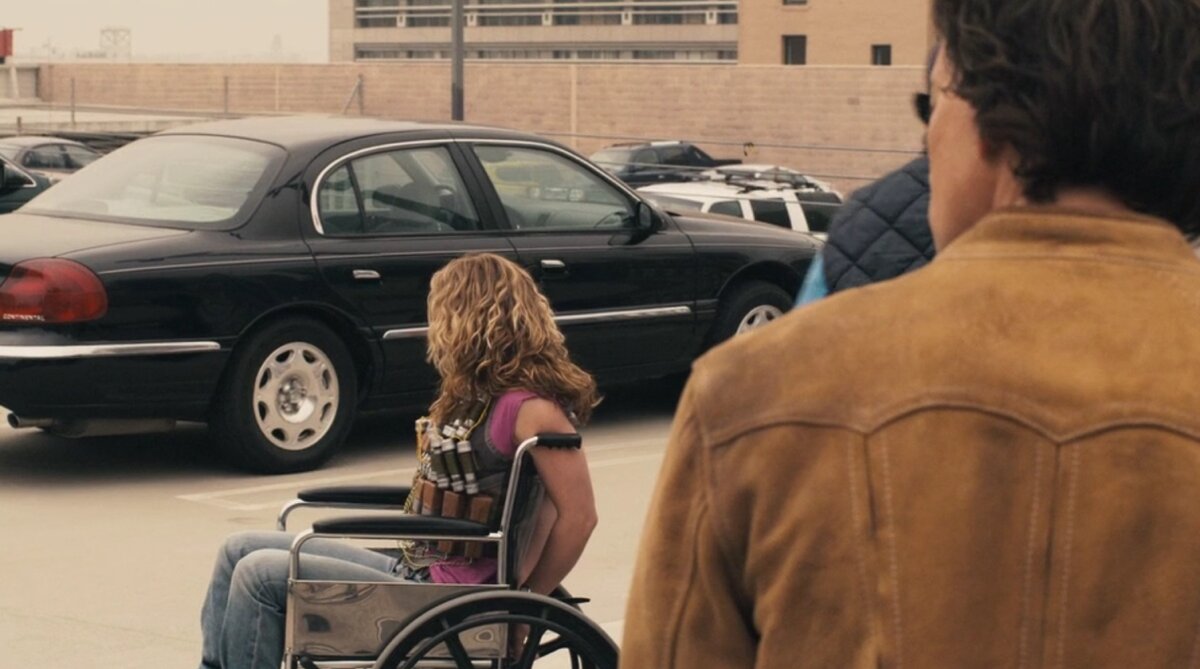 Что делает девушка на инвалидной коляске? обратите внимание на расположение рук