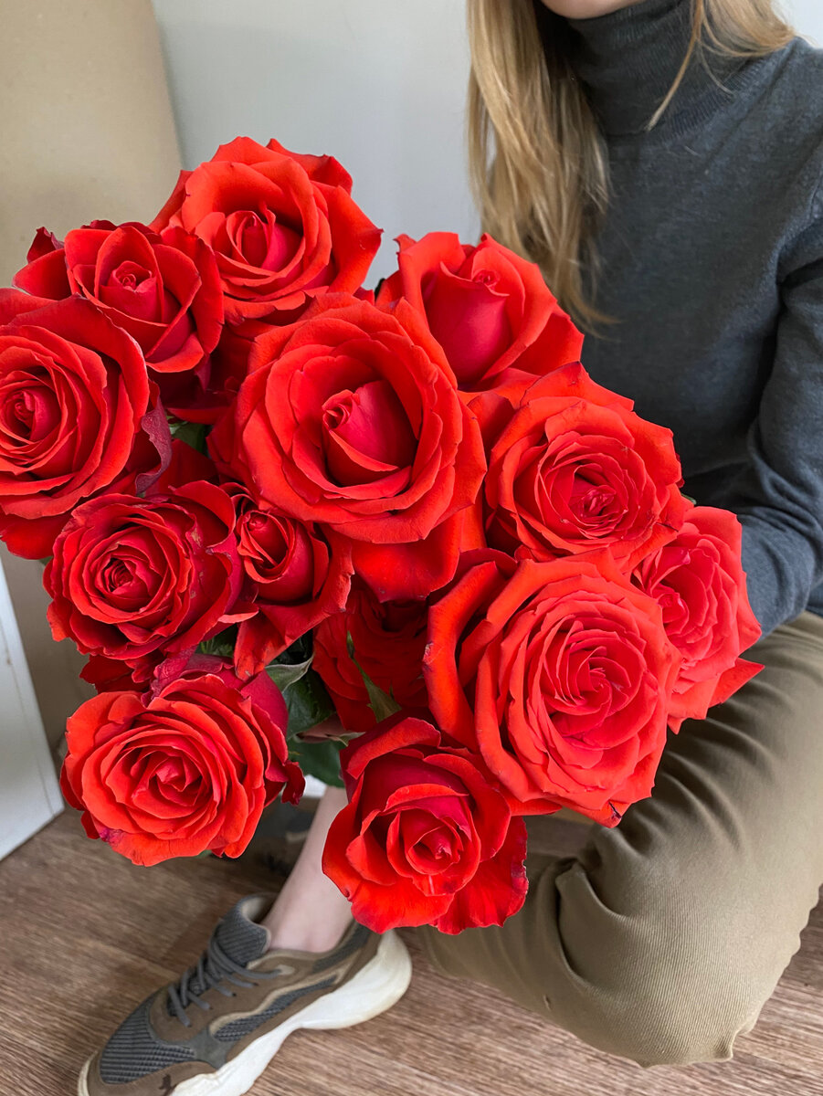 Алые розы в нашей цветочной студии «Четыре сезона» (г.Киров)