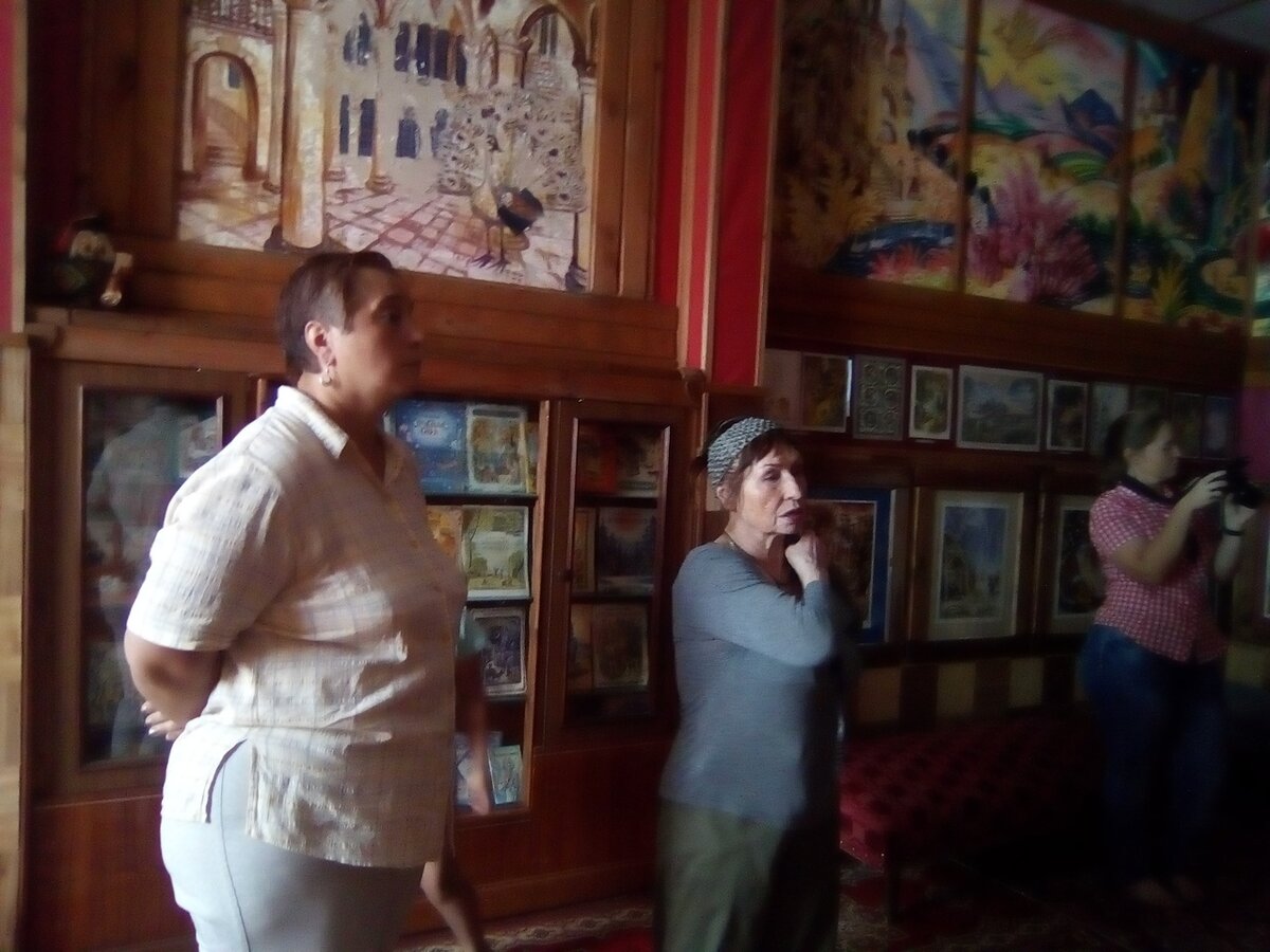 в зале с детскими иллюстрациями ( Астафьева А. В., Татьяна Васильевна, с фотоаппаратом моя сестра)