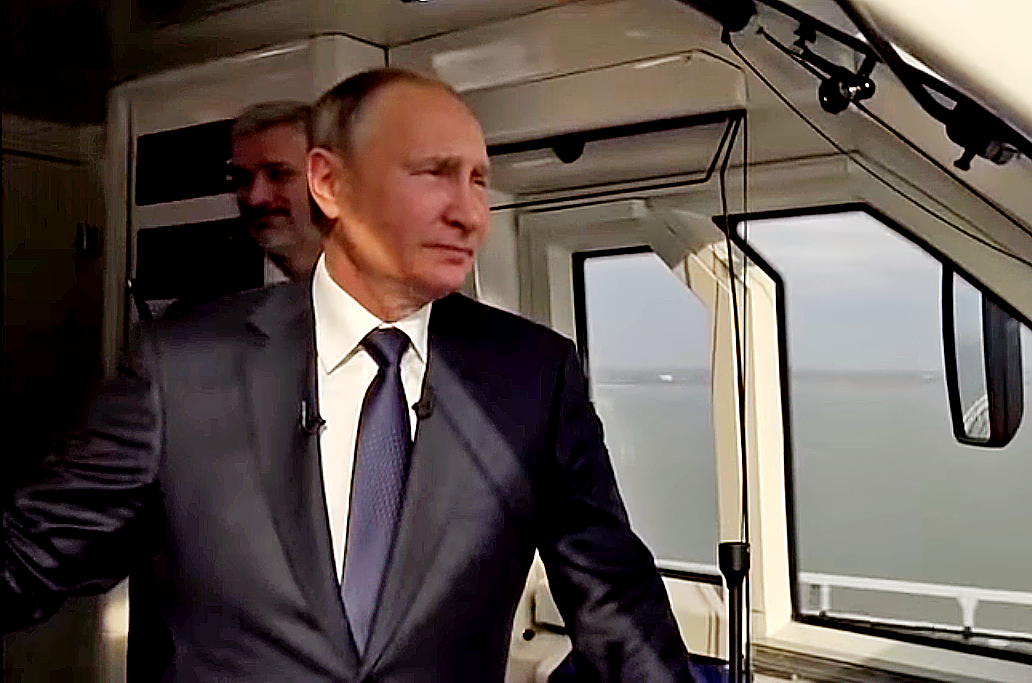 В. Путин в кабине машиниста