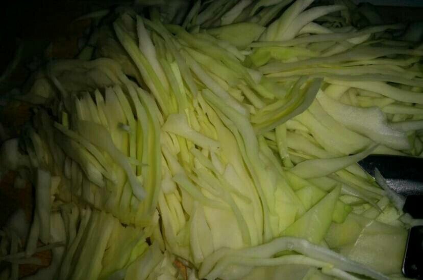 Помойте и мелко нарежьте капусту