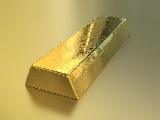 Невесомые ювелирные украшения из золота, обладающего свойствами пластика, могут появиться в будущем благодаря изобретению нового материала специалистами Федеральной политехнической школы Цюриха.фото: pixabay.comЗолото, напоминающее пластмассу, весит примерно в 10 раз меньше обычного драгоценного металла, а также имеет гораздо меньшую плотность, как и температуру плавления. Основу его составляет полимерный латекс, который заполнен тончайшими нанокристаллами золота.Создатели материала уверены, что его можно использовать при создании современных ювелирных украшений и вообще везде, где используется золото, поскольку материал эквивалентен золоту 750-й пробы.Комментарий вице-президента Российского союза химиков Игоря Кукушкина:— Как говорится не все то золото, что блестит… Мы знаем много примеров соединения золота с другими материалами. Начнем с того, что сами ювелирные украшения — это не чистое золото, а, как правило, соединения с медью. В наноструктурах золото способно сильно менять свойства других металлов, поэтому очень важно, где новый материал будет использоваться. К примеру, его можно было бы использовать как проводник в микроэлектронике, однако его стоимость будет более высокой по сравнению с золотым напылением, которое там уже используется.