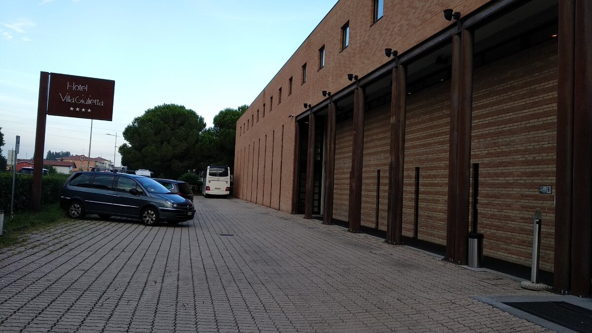 Справа коврик при входе в отель