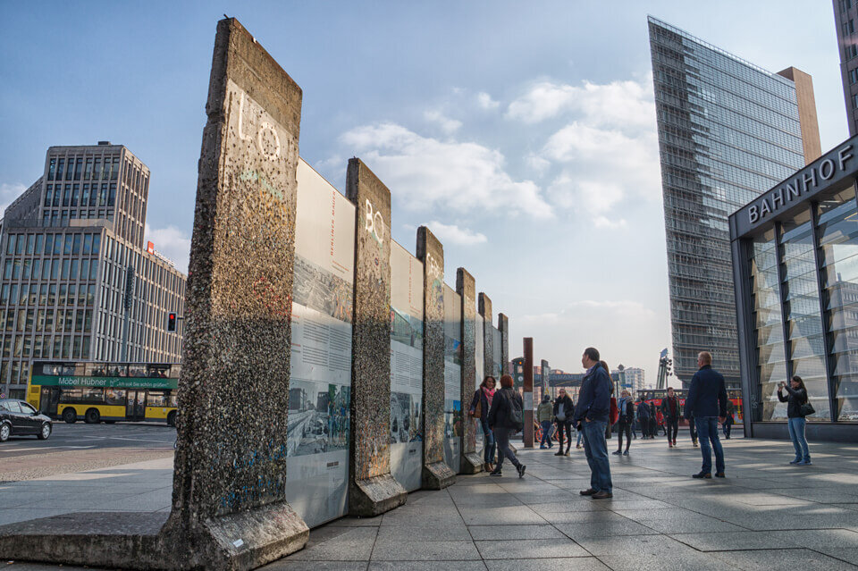 Западный берлин. Берлинская стена в Германии. Berliner Mauer — Берлинская стена. Мемориальный комплекс «Берлинская стена» сейчас. Берлинская стена Берлина сейчас.