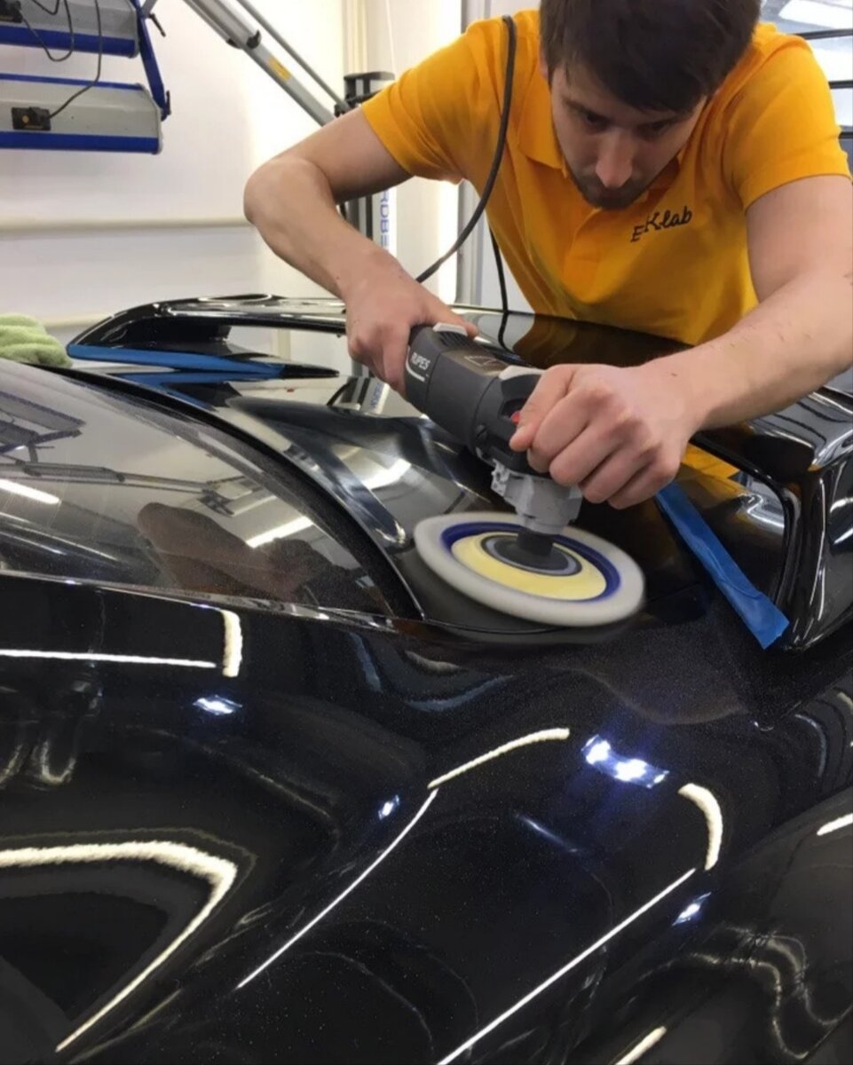 В процессе полировки Nissan GT-R