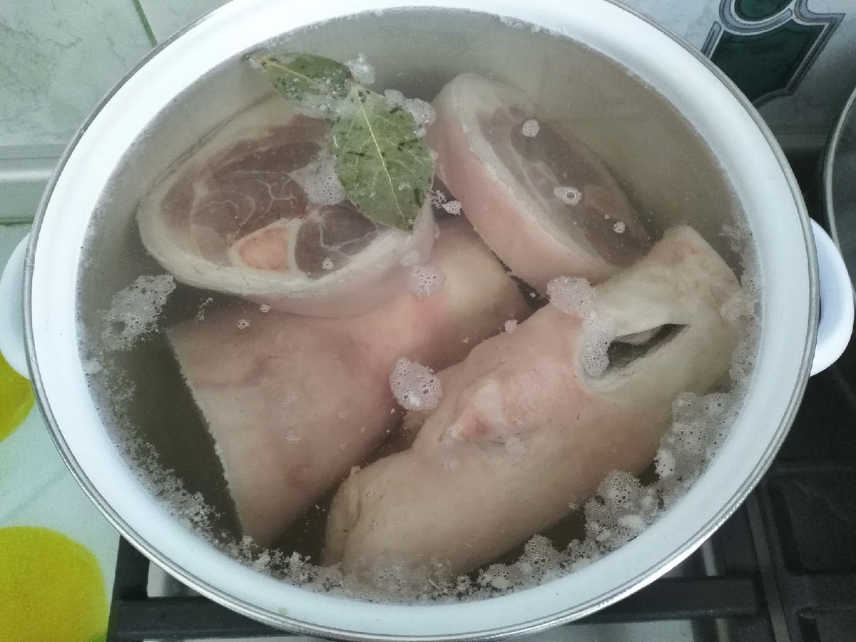 Выкладываем все в кастрюлю, заливаем водой , добавляем лавровый лист, соль по вкусу и ставим на газ. После того, как вода закипит, убавляем газ на минимум, закрываем крышкой и томим 4 часа.