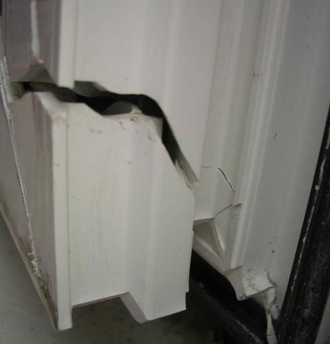 Профиль треснул, а внутри — никакого армирования// Фото: i.mycdn.me