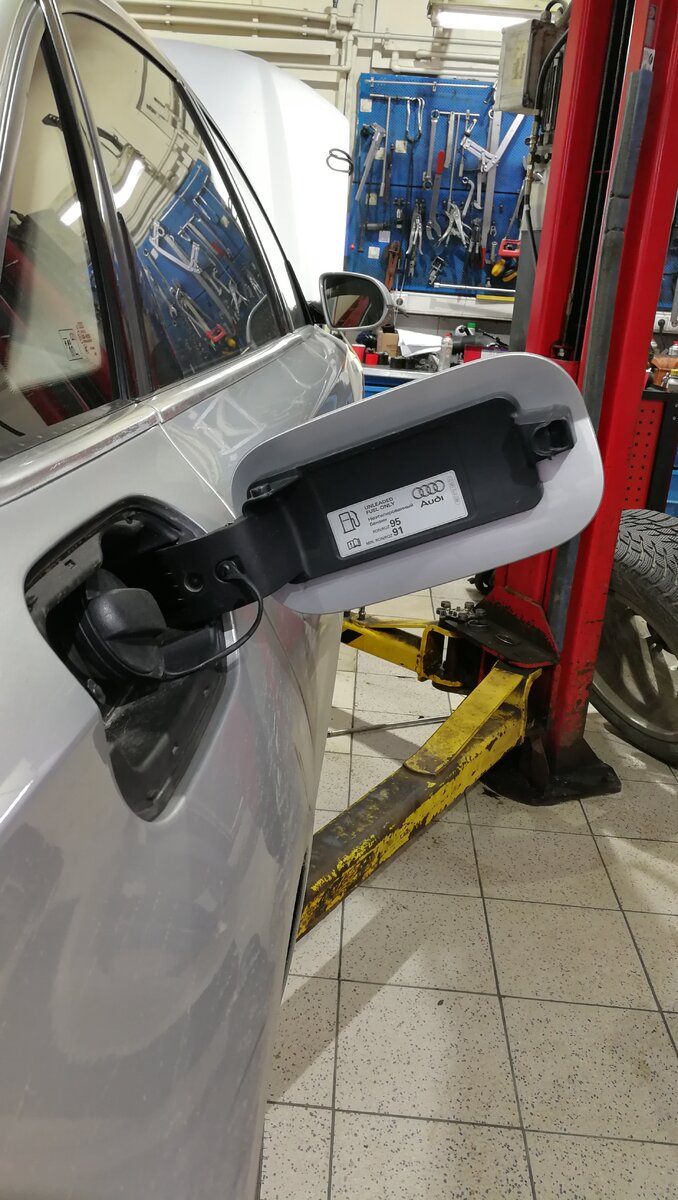 Маркировка на лючке бензобака предписывает заправку автомобиля топливом с октановым числом 91 - 95...