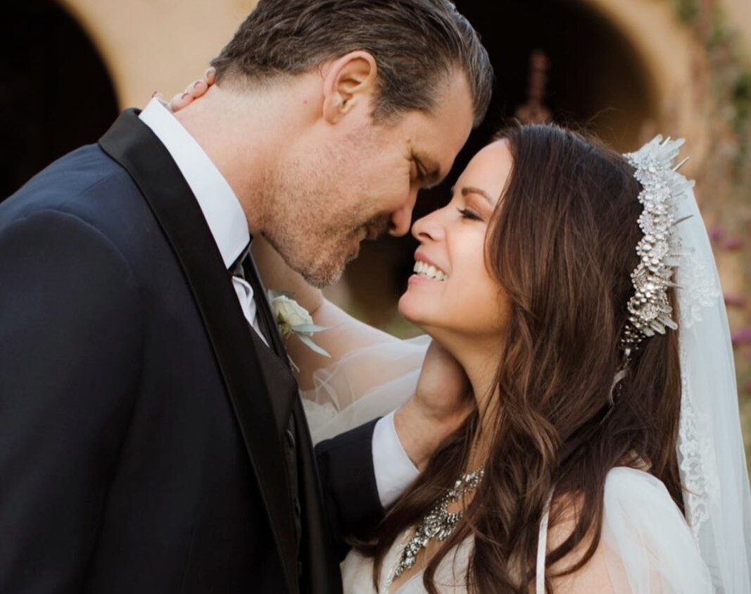 Она недавно вышла замуж. Она недавно вышла замуж. Роскошная свадьба. Она недавно вышла замуж. Певица манижа и режиссер ладо кватания.