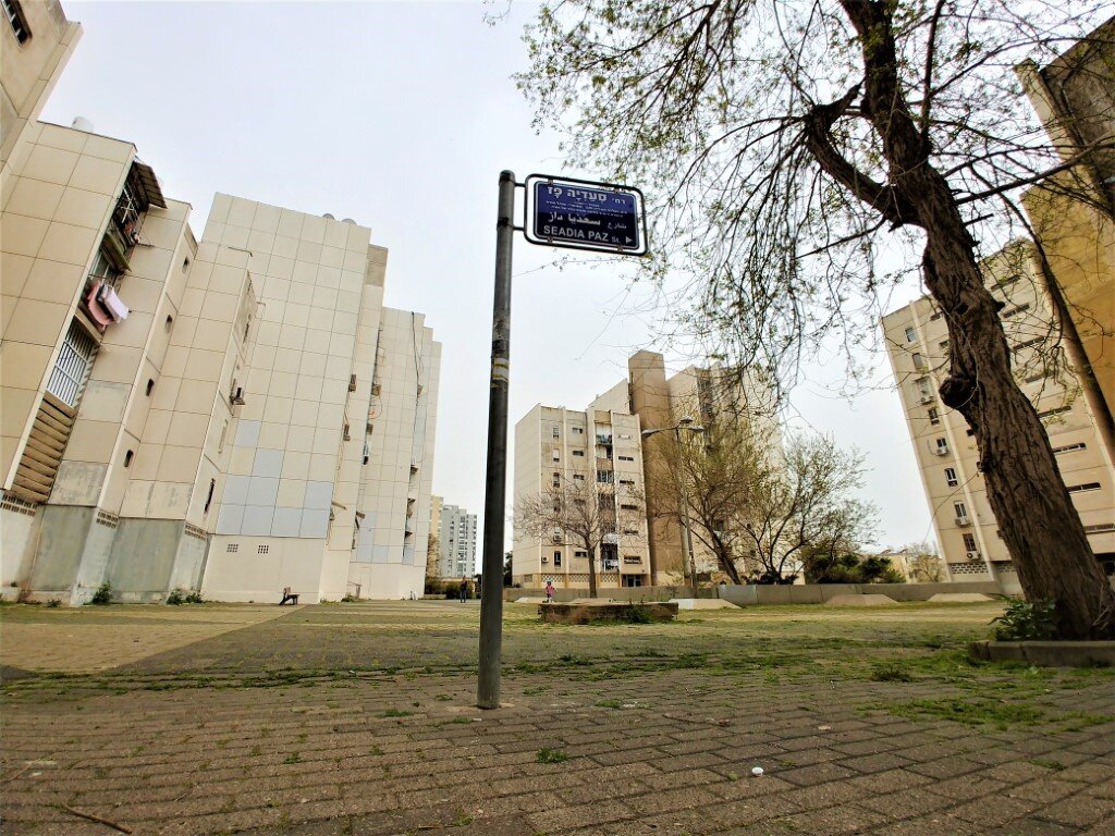 Гуляя в обычном спальном районе в Израиле, обнаружил сходство с советскими хрущовками