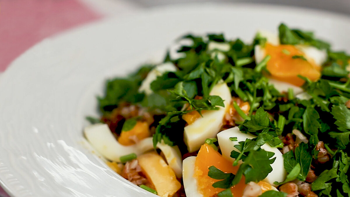 В этом видео мы разберем очень простой, но в тоже время вызывающий множество вопросов - процесс приготовления гречки. Смотрите ролик до конца, где мы предложим вам очень вкусный и полезный вариант подачи гречневой каши.