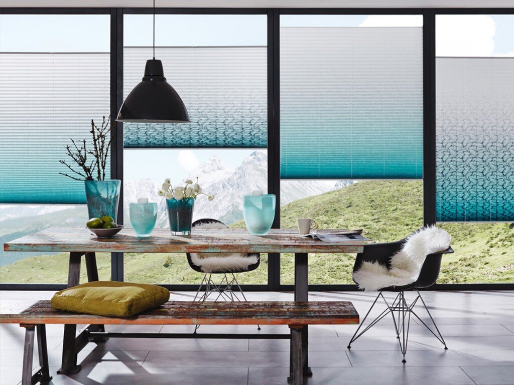 Высоту самого полотна и его расположения на окне можно регулировать.