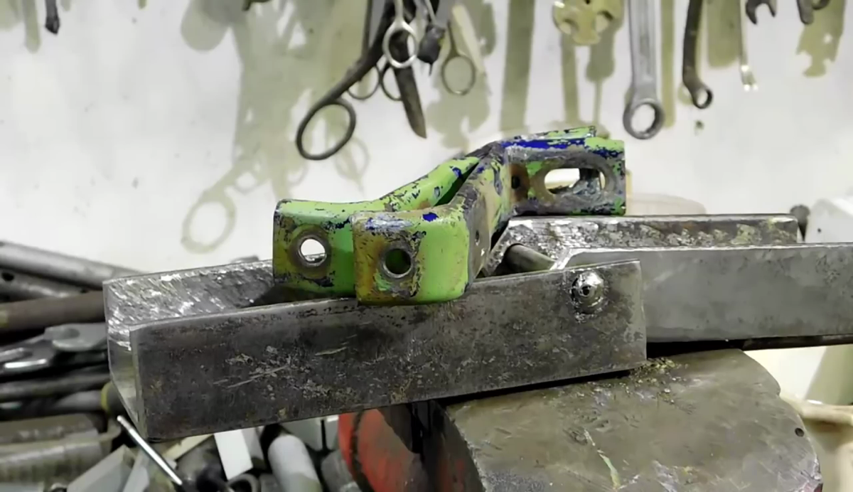 Этих два уголка нужно видоизменить, как показано на фото.