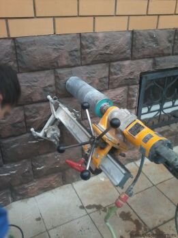 Фото: Правильно делаем дырку в бетонной фундаментной стене под вентиляцию, вытяжку или трубы в Москве. Фото взято с сайта компании Буравчик Москва.